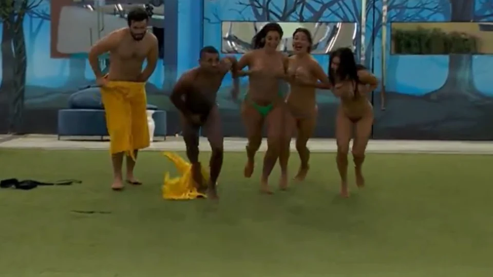 BBB 24: Davi, Beatriz, Isabelle, Alane e Matteus pulam pelados na piscina; veja vídeo