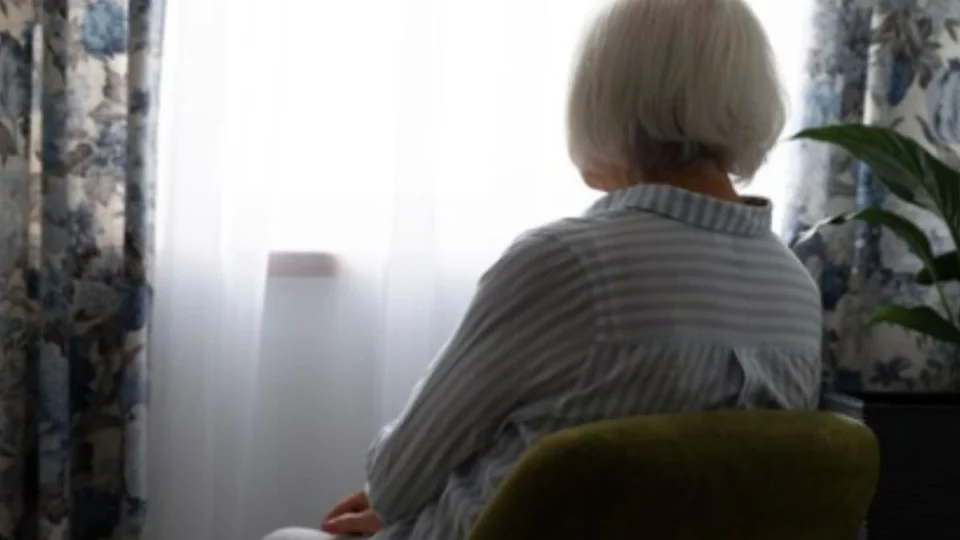 “Bebê de pedra”: idosa descobre feto calcificado na barriga e tem fim trágico