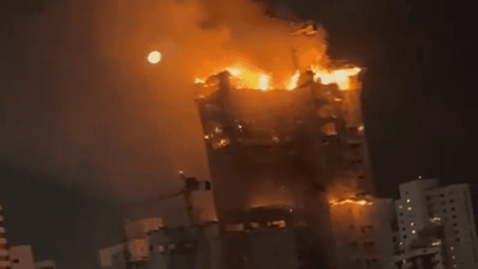 Incêndio de grandes proporções atinge prédio em construção no PE