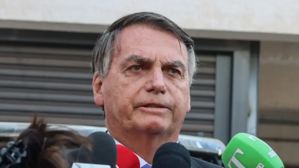 Bolsonaro abre processo contra União por declaração de Lula sobre móveis