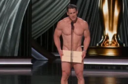 Oscar 2024: Jhon Cena entra pelado para anunciar categoria; veja vídeo