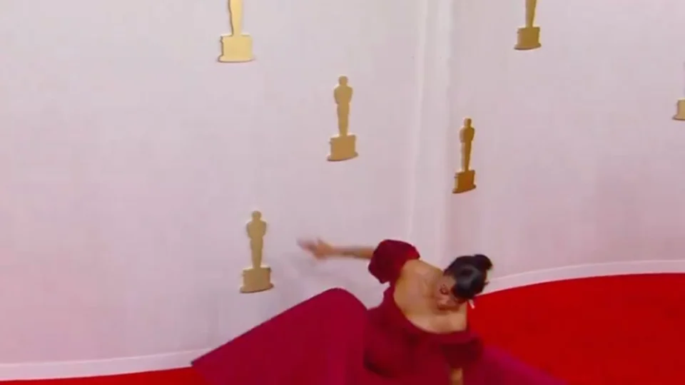 Atriz cai no tapete vermelho do Oscar 2024 e vídeo do momento viraliza
