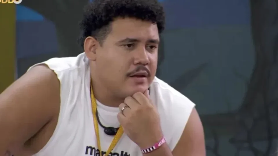 Sem saber que está solteiro, Lucas volta a falar da esposa no BBB 24