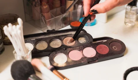 Maquiagem guardada no banheiro estraga? Saiba mais sobre a prática