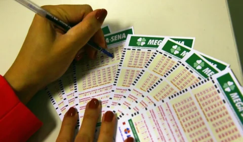 Mega-Sena sorteia prêmio acumulado em R$ 100 milhões; confere