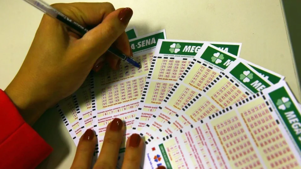 Mega-Sena sorteia prêmio acumulado em R$ 100 milhões; confere