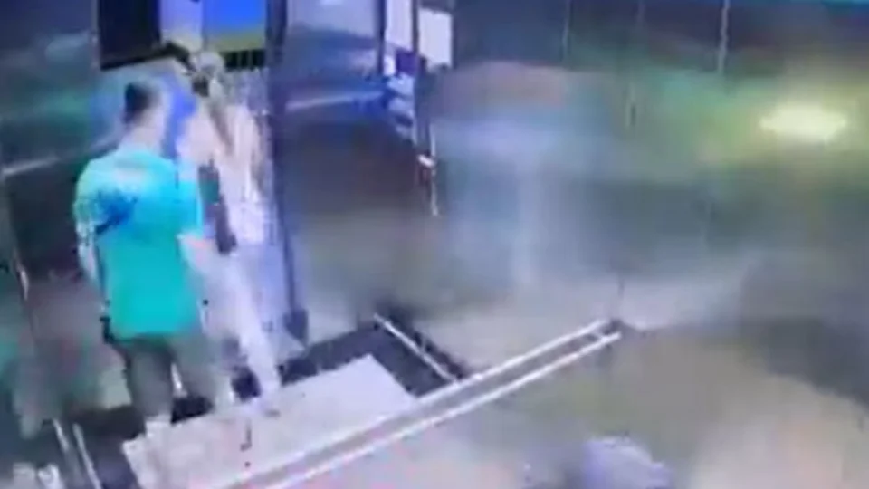 VÍDEO: nutricionista é apalpada por homem em elevador comercial e cena é gravada