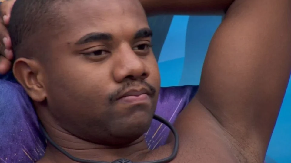 Davi é vaiado e acusado de não cumprimentar fãs em festa; veja