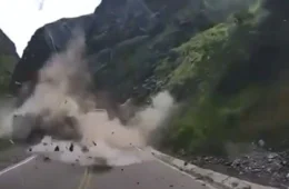 Vídeo impressiona ao mostrar pedras gigantes esmagando caminhões no Peru
