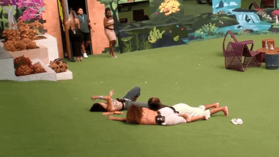 ‘Solteiro e ex-bbb’: Pitel e Fernanda debocham de Buda após ausência de Camila