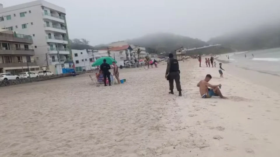 Homem morre ao ser atingido por raio em Arraial do Cabo