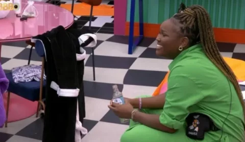 BBB 24: Raquele ouve Bia a chamando de idiota pela central do líder; assista