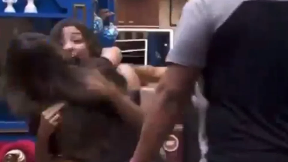 BBB 24: Sabrina Sato fala sobre tombo dentro da casa após ser abraçada por Bia