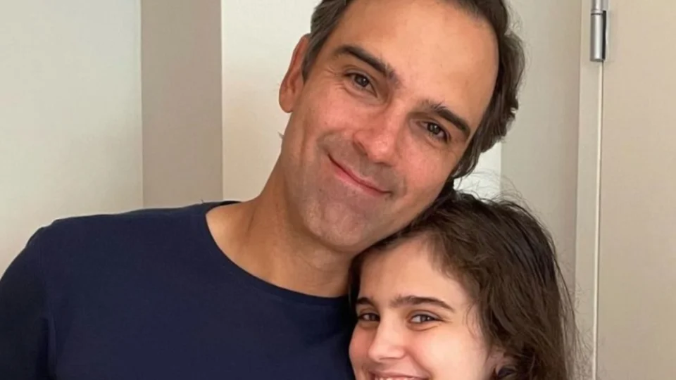 Tadeu Schmidt revela reação quando filha se assumiu “queer”: “O que tem para o almoço?”