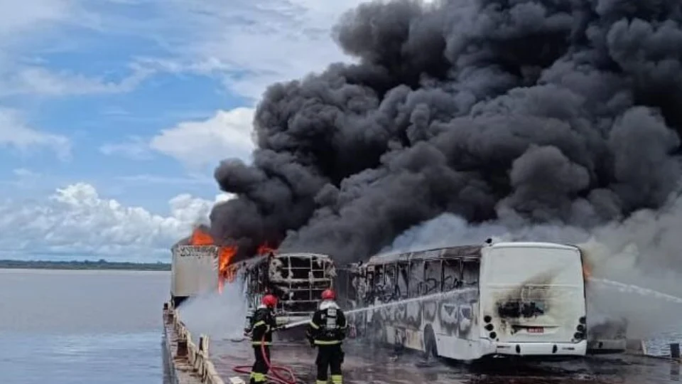 VÍDEO: incêndio destrói balsa com veículos em porto privativo de Manaus