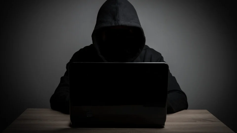 Hacker suspeito de invadir e tentar vender dados da Polícia Federal é preso