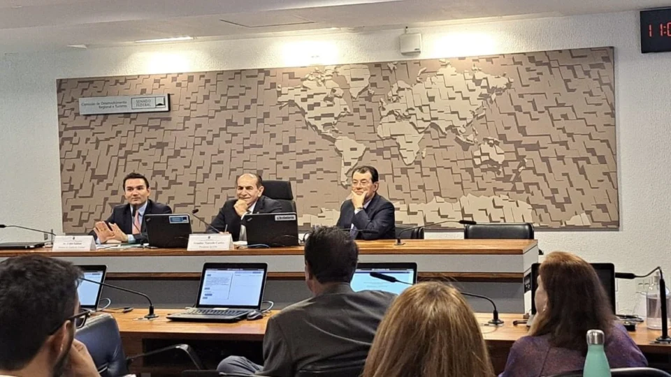 ‘O custo da aviação doméstica é algo impraticável’, diz Eduardo Braga