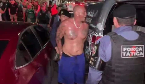 VÍDEO: homem transtornado invade igreja e ameaça fiéis em Manaus