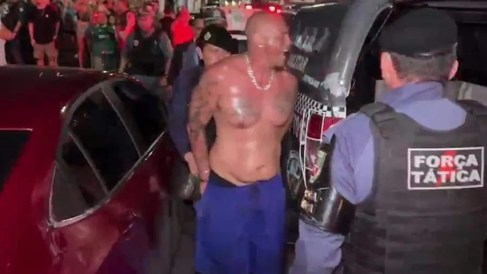 VÍDEO: homem transtornado invade igreja e ameaça fiéis em Manaus