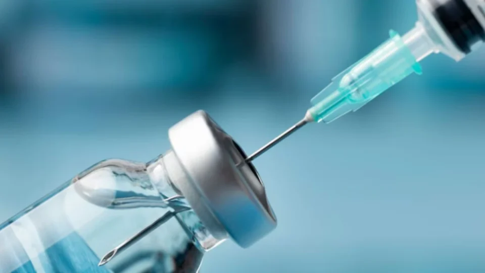 AstraZeneca admite efeito colateral raro na vacina da Covid-19