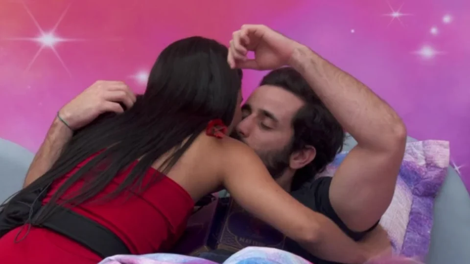 BBB 24: Isabelle beija Matteus antes da final e provoca com comentário
