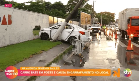 Carro colide com poste na Efigênio Salles e motorista fica ferido