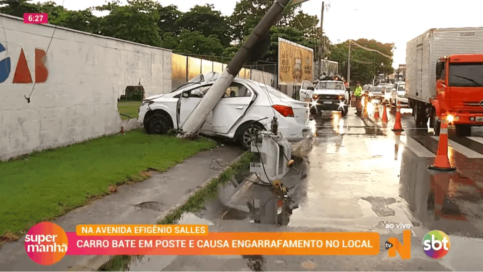 Carro colide com poste na Efigênio Salles e motorista fica ferido