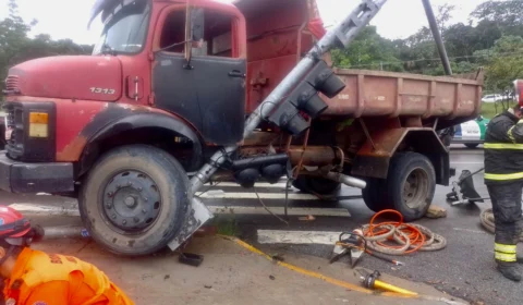 Motorista que ficou preso sob roda de caçamba morre no hospital