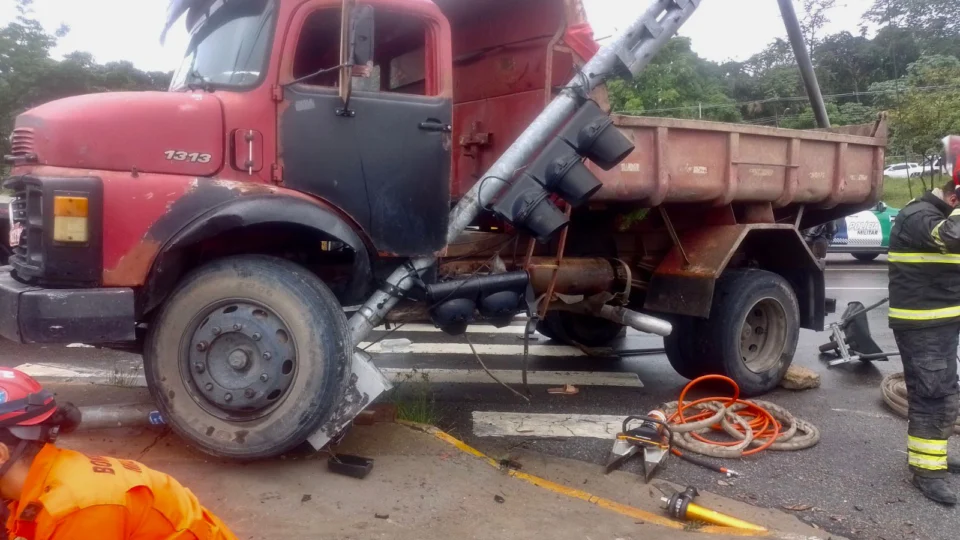 Motorista que ficou preso sob roda de caçamba morre no hospital