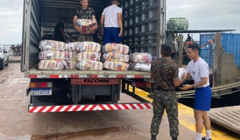 Exército distribui alimentos para população afetada pela seca no AM