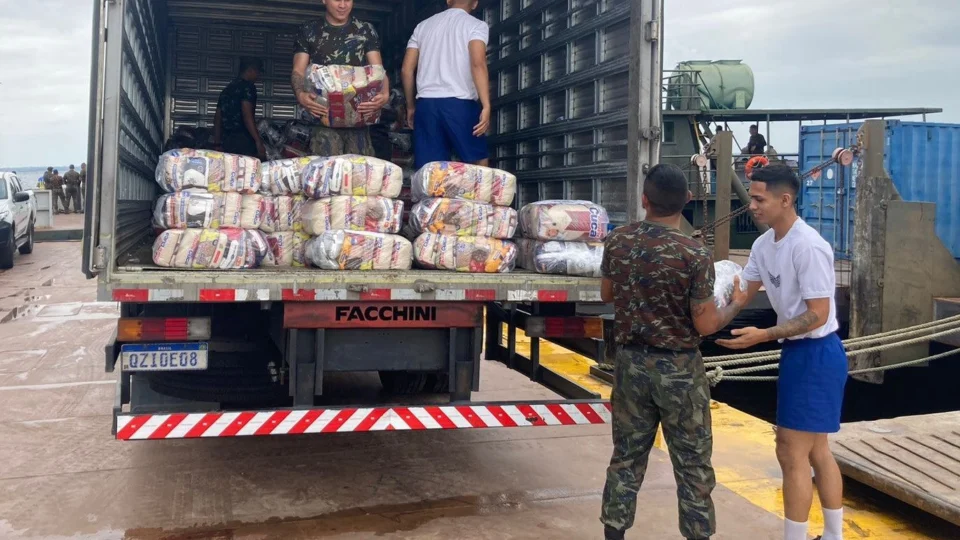 Exército distribui alimentos para população afetada pela seca no AM