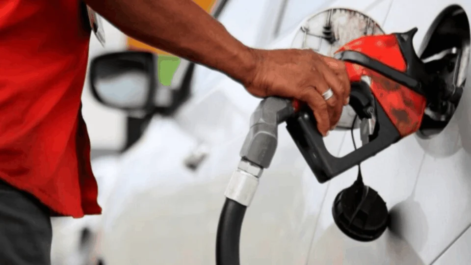 Combustível batizado: dicas para evitar fraudes nos postos