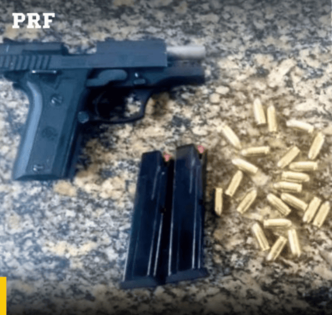 Arma e munições apreendidas - Foto: PRF