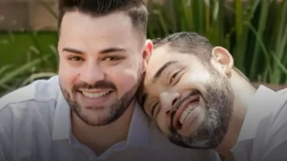 Casal gay denuncia loja após recusa estranha em executar trabalho