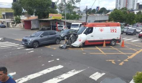 Ambulância fica destruída após colisão com carro na Praça 14, em Manaus