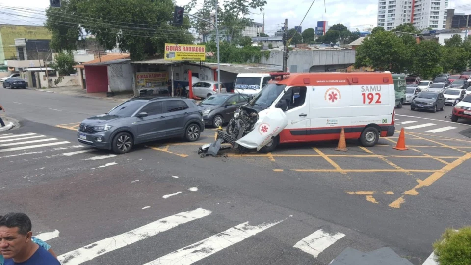 Ambulância fica destruída após colisão com carro na Praça 14, em Manaus