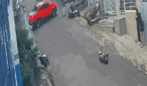 VÍDEO: homem é arremessado de moto ao tentar fugir da polícia em Manaus