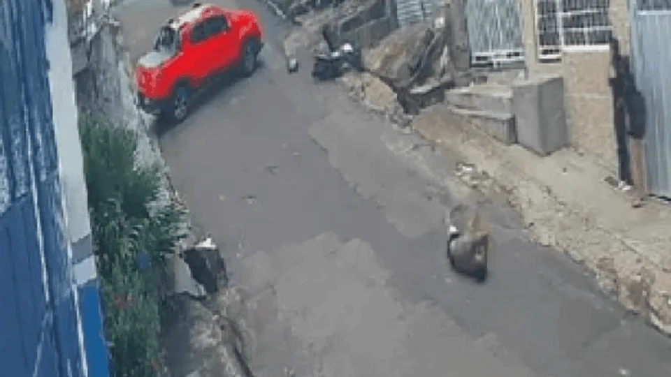 VÍDEO: homem é arremessado de moto ao tentar fugir da polícia em Manaus