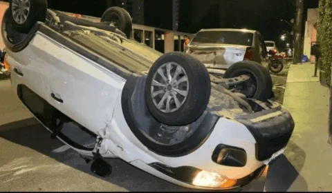 Carro capota após colisão em cruzamento, em Manaus