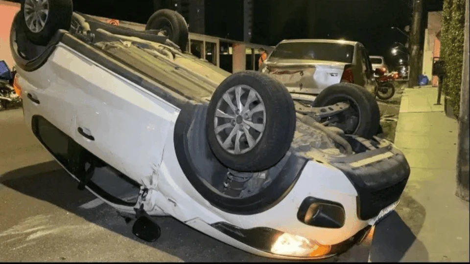 Carro capota após colisão em cruzamento, em Manaus