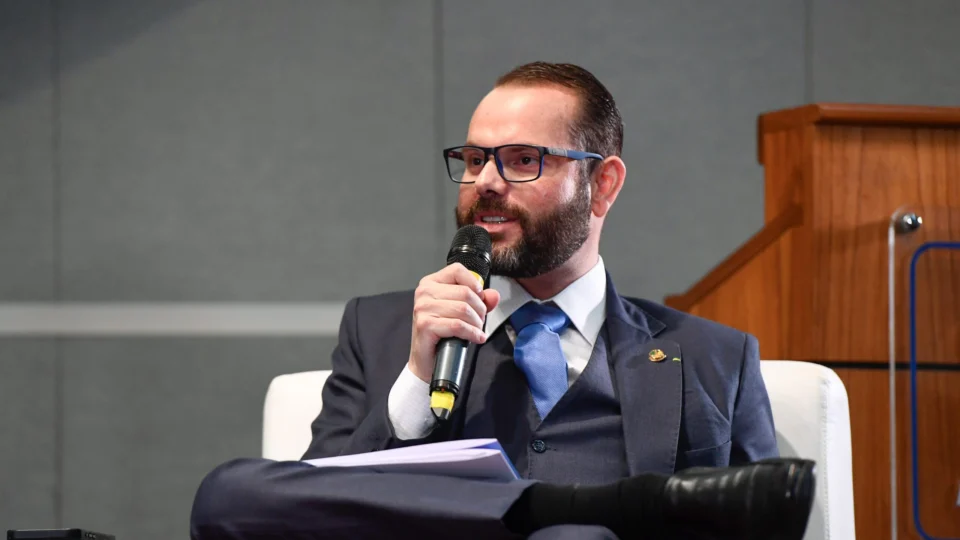 Senador Jorge Seif articula com políticos para evitar cassação