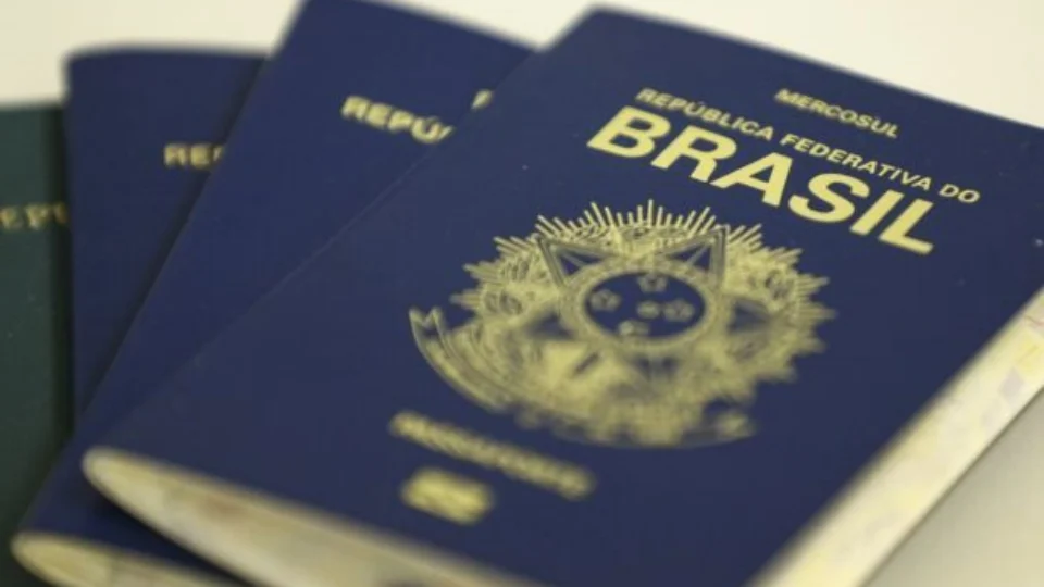 Governo prorroga isenção de visto para turistas de 4 países; veja  
