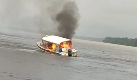 VÍDEO: lancha da Funai é destruída por incêndio em Jutaí-AM
