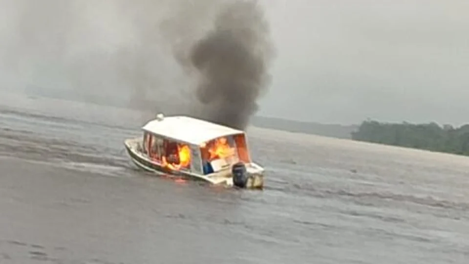 VÍDEO: lancha da Funai é destruída por incêndio em Jutaí-AM