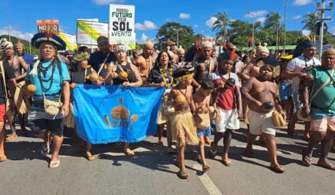 Indígenas marcham rumo ao Congresso Nacional para lutar por direitos
