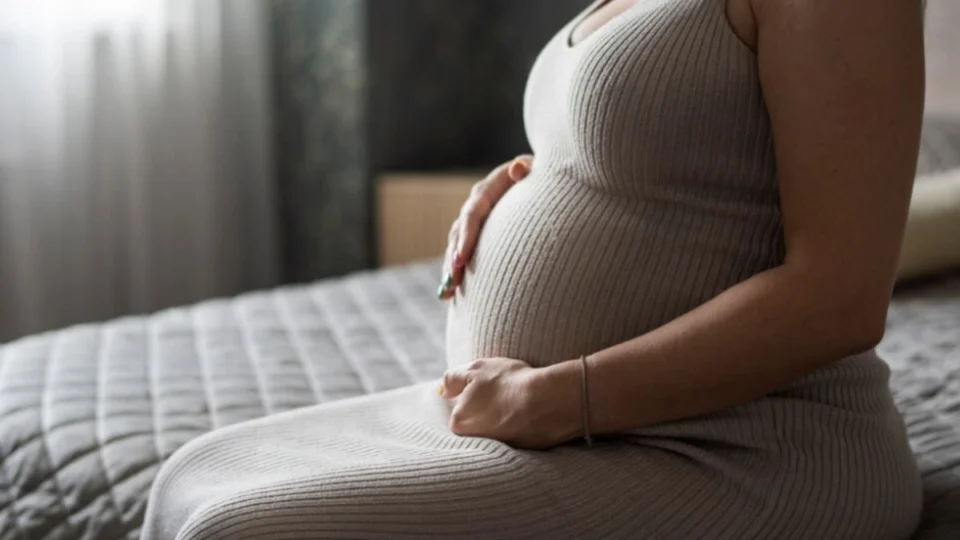 Mulher retorna da licença-maternidade e tem surpresa desagradável no trabalho