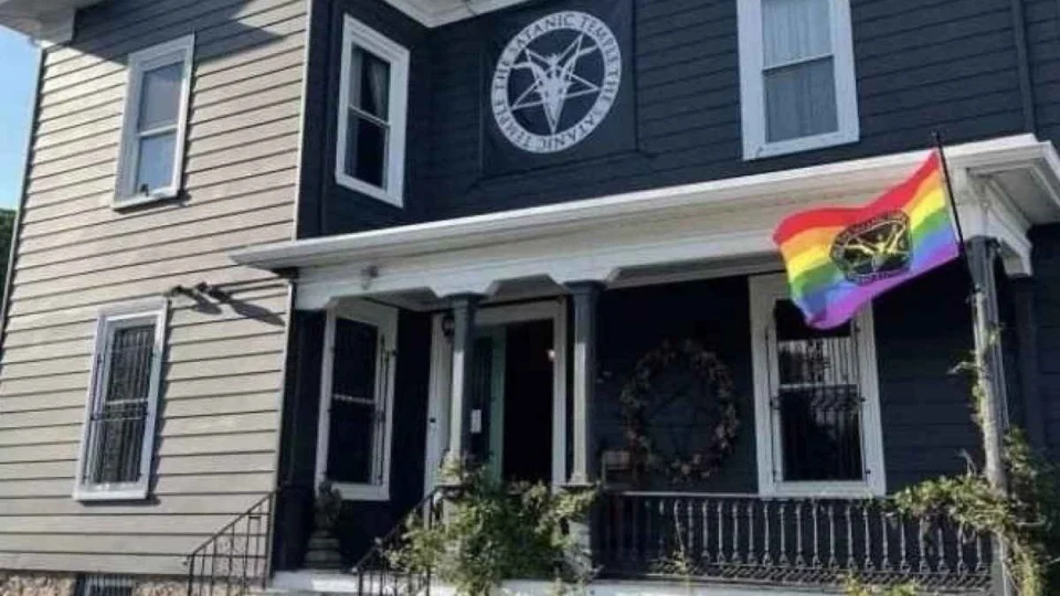 Polícia dos EUA investiga ataque a bomba em ‘templo satânico’