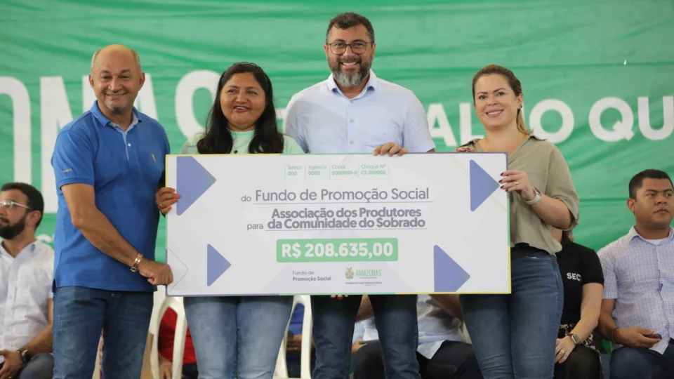 Famílias recebem mais de 120 títulos de moradia em Novo Airão (AM)