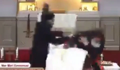 VÍDEO: bispo é esfaqueado durante missa ao vivo na Austrália