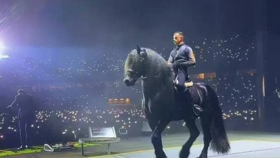 Gusttavo Lima leva cavalo de R$500 mil para cima do palco durante show